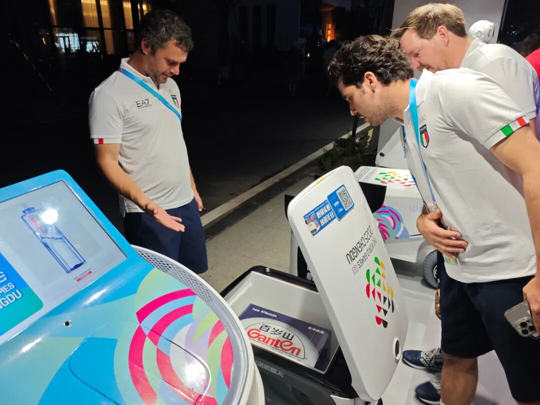 越凡创新亮相全运会场景对接会，展现机器人末端配送服务实力