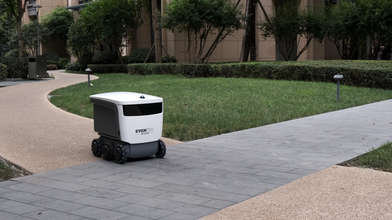 越凡路寶機器人社區場景應用