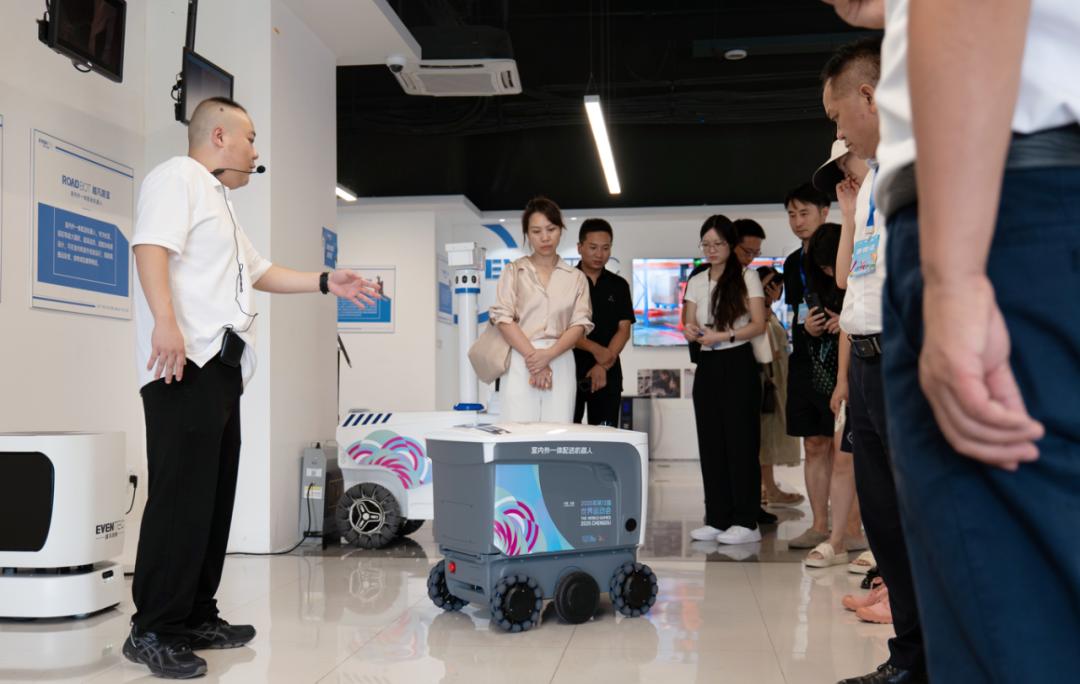 越凡创新联合成都物管协会举办2025访学季，机器人赋能智慧物业新升级