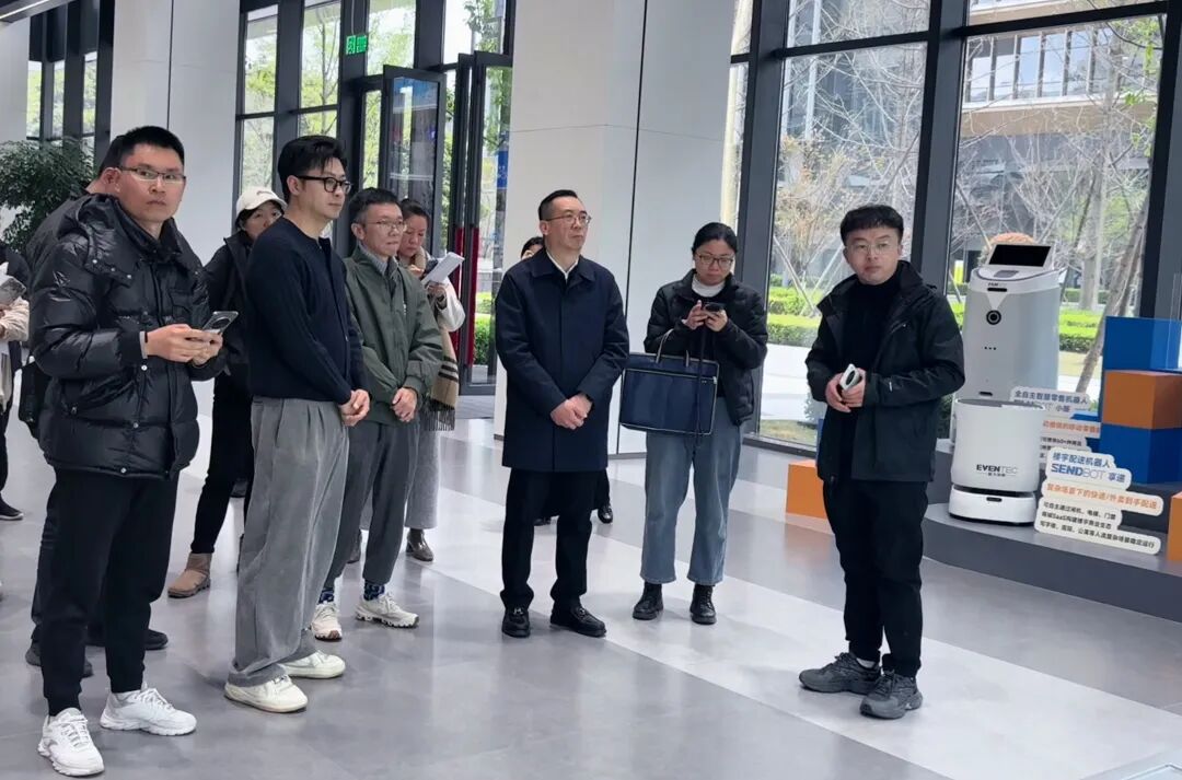 四川省经信厅副厅长罗文全一行莅临越凡创新调研指导